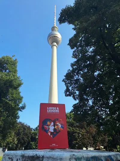 Het boek rechtop op een sokkel met de Fernsehturm erachter.
