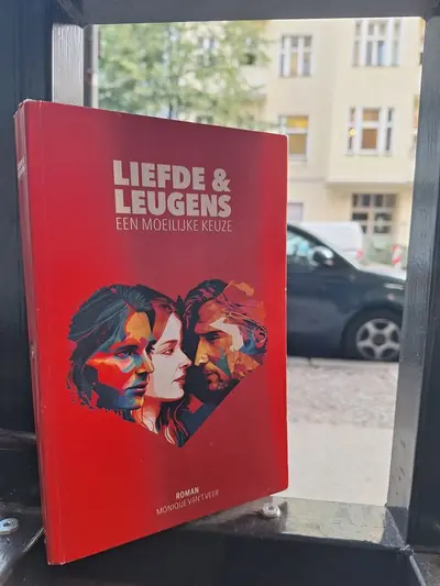 Het boek in een zwart raamkozijn aan een Berlijnse straat.